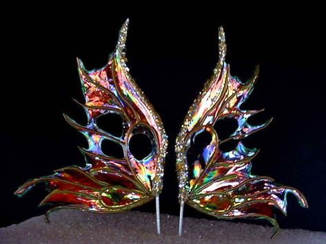 Stunning iridescent fairy wings are easier than you think to make.  These are for little dolls, but the process for kid sized ones is similar! Dragon Fairy Wings, Fairies Dresses, Garden Fairy Costume, Fairy Life, Diy Fairy Wings, Fairy Costume Diy, Fairy Things, Diy Butterfly, Fairy Crafts