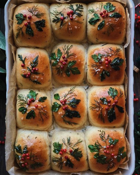 Butter Dinner Rolls, Rosemary Honey, Carrot Tops, Fluffy Dinner Rolls, Dinner Rolls Recipe, Honey Butter, Christmas Cooking, Food Test, Holiday Dinner