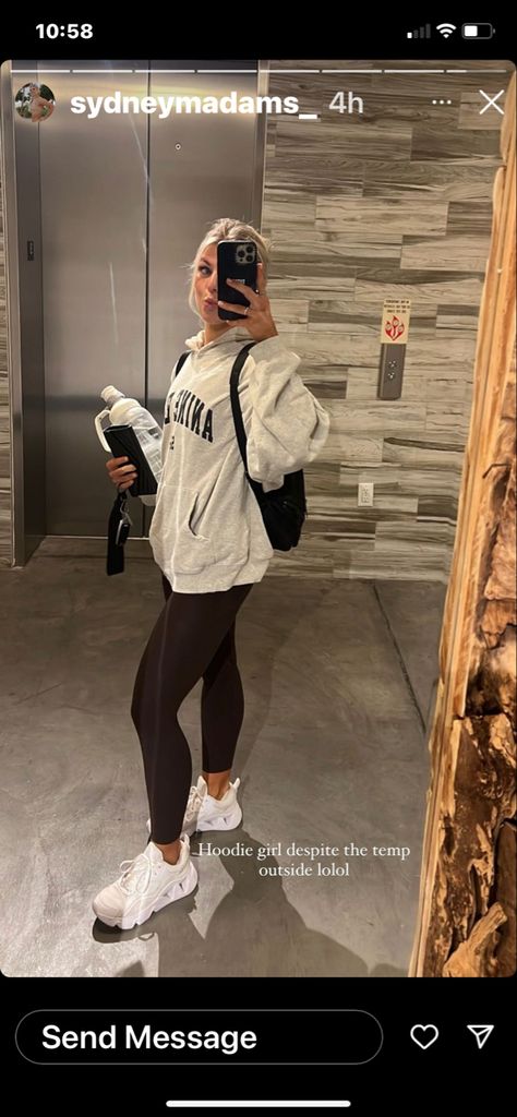 Bougie Athleisure, Sporty College Outfits, Cozy Workout Outfit, Comfortable Outfits For School Summer, Workout Class Outfit, Comfy Active Outfits, Hoodie Gym Outfit, College Athlete Outfits, Warm Athletic Outfits