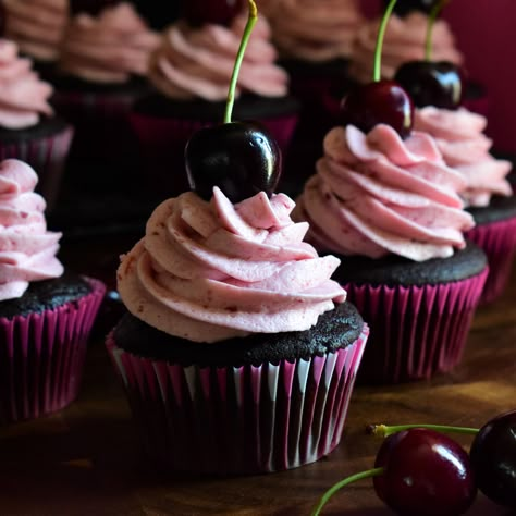 Cherry Frosting Recipe, Cherry Cupcakes Recipes, Chocolate Cherry Cupcakes, Forest Cupcakes, Cherry Frosting, Cherry Cupcakes, Cake Mug, Buttercream Recipe, Cherry Tart