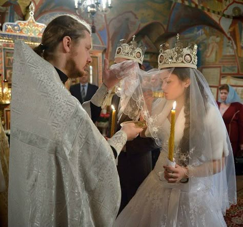 Serbian Wedding, Christian Veils, Christian Photography, Wedding Cake Fresh Flowers, Marinette Et Adrien, Orthodox Wedding, Christian Couples, Wedding Types, Catholic Wedding