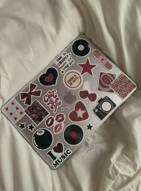 Sticker On Macbook, Laptop Case Decoration, Macbook Case Aesthetic Stickers, Macbook With Stickers Aesthetic, Computer Decoration Ideas Stickers, Sticker Placement Ideas, Computer Stickers Ideas, Macbook Case Ideas, Aesthetic Laptop Cover