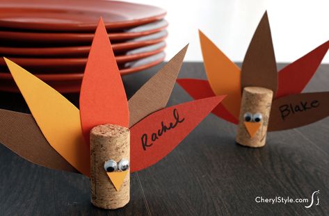 Make easy and inexpensive turkey place card holders with our printable template and wine corks. Thanksgiving Place Cards Diy, Cork Place Cards, Wine Cork Place Card Holder, Turkey Place, Turkey Place Cards, Turkey Places, Diy Place Cards, Place Settings Thanksgiving, Thanksgiving Place Cards