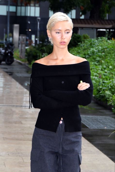 Hair Stages, Irina Shayk Style, Short Hair Outfits, Iris Law, Street Style Outfits Casual, Short Hair Model, Short Shag Haircuts, Hair Inspiration Short, Blonde Hair Inspiration