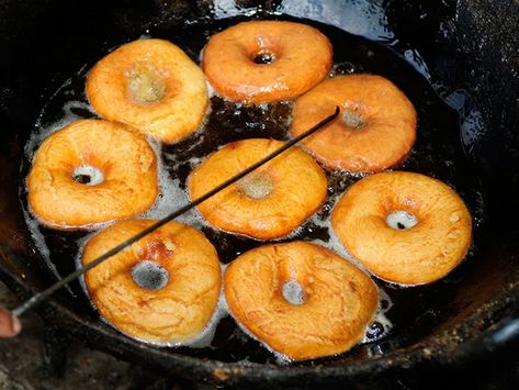 How to Cook Camping Doughnuts – Scout Life magazine Donut Glossary, Deep Fried Cake, Cake Donut Recipe Fried, Quick Donuts, Homade Donuts, Fried Cake, Deep Fried Donuts, Donuts Homemade, Gingerbread Donuts