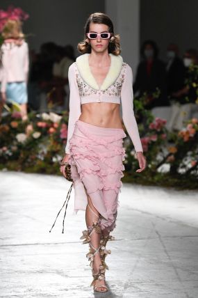 Blumarine RTW Spring 2021 [PHOTOS] – WWD 90s Fashion Models, Spring Trends Outfits, Beachwear Fashion, Fashion Blogger Style, Summer Fashion Trends, Runway Models, Couture Fashion, 90s Fashion, Spring Summer Fashion