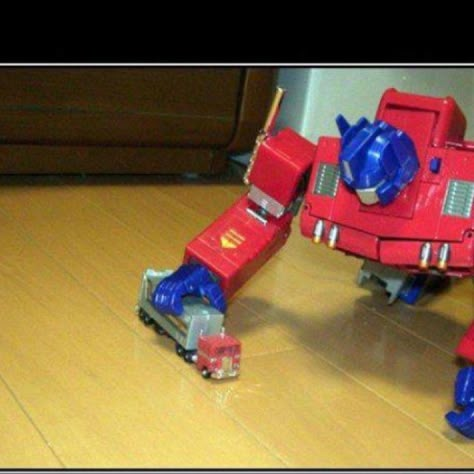 Optimus Prime: knows how to play with himself. Funny Transformers, Transformers Memes, Transformers Cybertron, Demotivational Posters, Transformers Funny, Transformers Comic, Transformers Optimus, Transformers Optimus Prime, Transformers 3