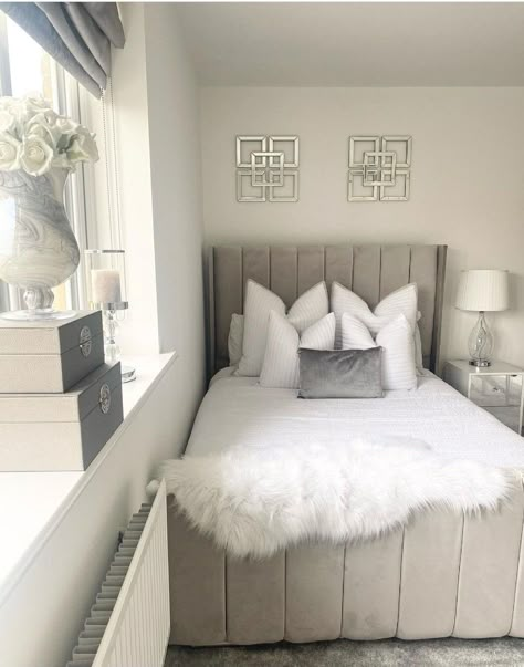 Chavy Chic Bedroom, Somier Cama Ideas, Grey Bed Frame Bedroom Ideas, Grey Bedroom Decor, White Room Decor, Luxury Room Bedroom, Classy Bedroom, Redecorate Bedroom, Room Makeover Bedroom