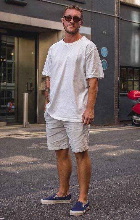 California Men Outfits, Men’s Warm Weather Outfits, Man Tshirt Style, Tshirts For Men Casual, Mens Casual Outfits Summer Street Style, Street Style Men Summer, White Tshirt Outfit For Men, White Clothes Men, Casual Street Wear Men