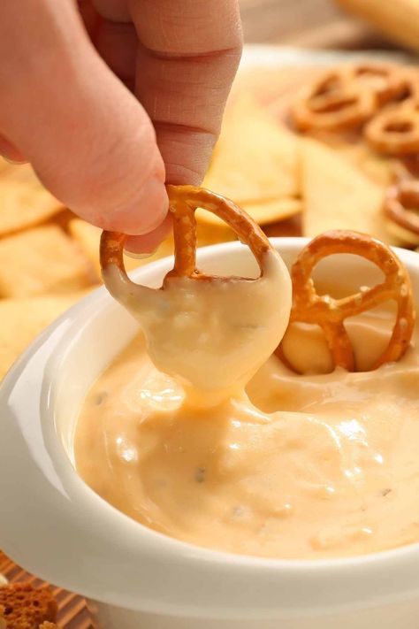 Easy Cheese Dip for Pretzels Applesauce Bundt Cake Recipe, Pretzel Beer Cheese Dip, Pretzel Cheese Dip, Velveeta Dip, Dip For Pretzels, Cheese Queso Dip, Queso Dips, Salty Snack Recipes, Pretzel Dip Recipes