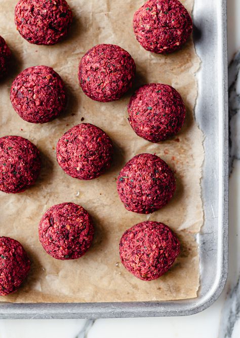 Baked Beetroot Falafel - So Vegan Beetroot Falafel, Vegan School Lunch, Baked Beetroot, Edible Ideas, Beetroot Recipes, Pitta Bread, Falafel Recipe, Red Onion Salad, Salad Leaves