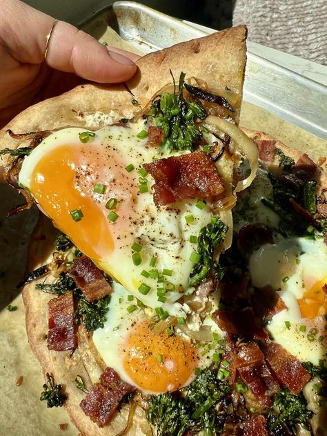 Gluten Free Breakfast Pizza Breakfast Pizza Gluten Free, Dairy Free Breakfast Pizza, Gluten Free Breakfast Pizza, Easy Breakfast Pizza, Gluten Free Lasagna, Refined Sugar Free Recipes, Gluten Free Breakfast, Bacon Eggs, Braised Chicken