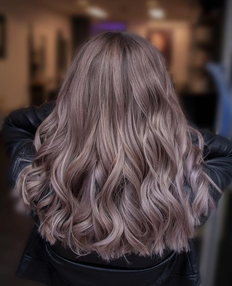 Hair Junkies | Because we are addicted to it✨ on Instagram: “Mushroom Blonde it is 😍😍⁠ .⁠ .⁠ .⁠ .⁠ .⁠ ⁠ #kapsalon #kapper #kappers #kleurspecialist #balayage #ombre #balagayeartists #highlights…” Mushroom Highlights, Mushroom Hair Color, Mushroom Brown Balayage, Mushroom Blonde, Highlights Babylights, Mushroom Hair, Balayage Blond, Mushroom Brown, Blonde Hair Extensions