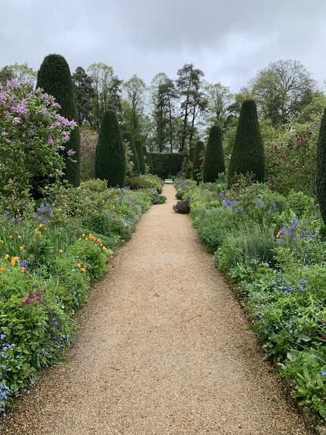 green herbaceous garden hidcote manor cotswolds Hidcote Manor Garden, Manor Garden, Flowering Cherry Tree, Famous Gardens, Herbaceous Border, English Cottage Garden, Castle Garden, Most Beautiful Gardens, Romantic Garden