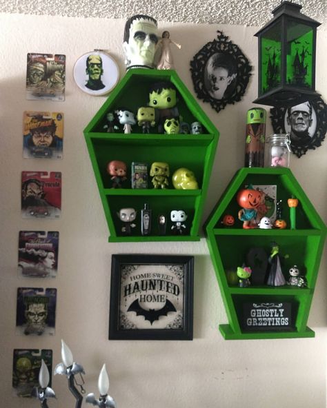 Did some redecorating over my weekend and I'm loving how it's turning out! 🎃🕸️🦇💚💚 #halloweeniseveryday#halloween#horror#horrorcollector#goth#gothhouse#spooky#spookylife#halloweenqueen#queenofhalloween#universalmonsters#frankenstein Gothic Shelves, Home Sweet Hell, Goth Room, Horror Room, Goth Bedroom, Halloween Bedroom, Spooky Home Decor, Casa Halloween, Horror Decor