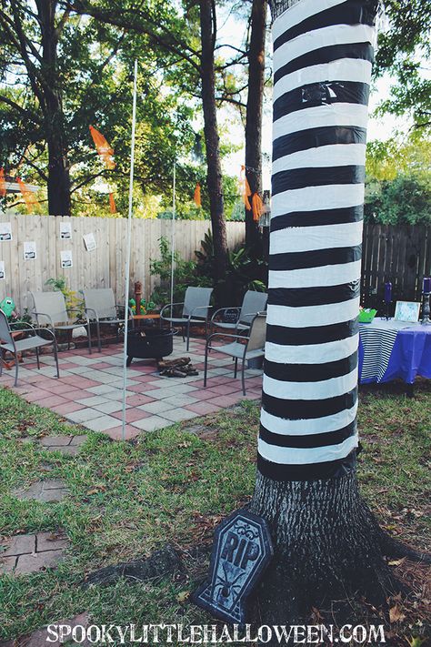 DIY Under $10: Black & White Tim Burton Trees — Spooky Little Halloween Black And White Tim Burton, Tim Burton Decor, Tim Burton Party, Beetlejuice Wedding, Beetlejuice Halloween, Christmas Comics, Halloween Party Dinner, Tons Of Money, Girl Bday Party