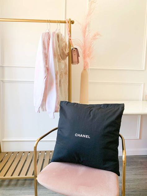 Chanel Pillow, Plain White Sweatshirt, Teresa Caruso, How To Tie Dye, City Lifestyle, Tie Dye Diy, Interior Display, Cool Ties, Tie Dye Sweatshirt