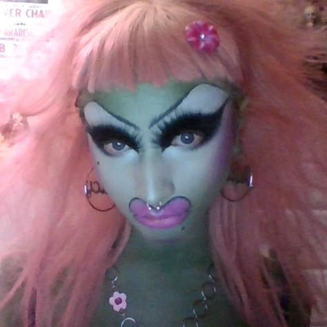 @tik.queen ig Pink Alien Makeup, Alien Makeup Ideas, Trashy Makeup, Gyaru Girl, Alien Makeup, Beauty Killer, Drag Queen Outfits, Gyaru Makeup, Drag Queen Makeup