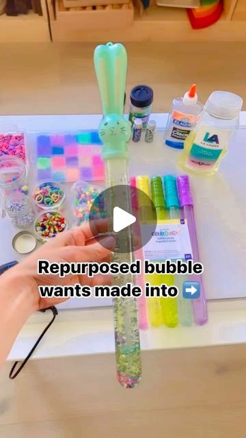 Jamie & Kelly on Instagram: "We LOVE this idea from @thecreativelearningco 😍😍😍 Dollar Tree usually has these same bubble wands this summer season-make sure to stock up if you’re planning to make these!!  See @thecreativelearningco IG for more details and information!! 😍😍💚  #dollartreeclassrooms #dollartreefinds #sensoryplay #sensorybottles #teachersofinstagram #igteachers #sensoryactivity" Dollar Tree Toddler Crafts, How To Make Bubble Wands, Dollar Tree Crafts For Kids, Diy Bubble Wands, Diy Bubble Wands For Kids, Diy Large Bubble Wand, Jamie Kelly, Sensory Diy, Homemade Bubble Wands