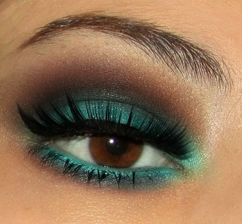 Smokey brown and turquoise Bronze Smokey Eye, Green Eyeshadow, Makati, Eye Make, Pretty Eyes, Love Makeup, Makeup For Brown Eyes, Pretty Makeup, All Things Beauty