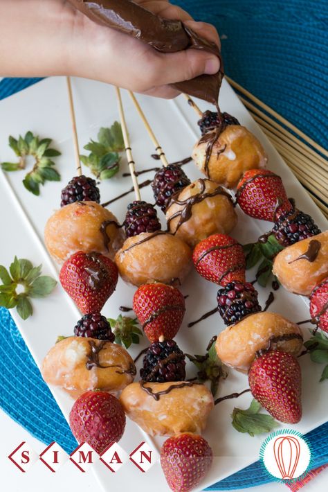 Donut Breakfast Party, Donut Holes Skewers, Donut Hole Skewers Brunch Ideas, Breakfast Buffet Party, Breakfast Kabobs Skewers, Donut Hole Skewers, Donut Hole Kabobs, Breakfast Skewers, Breakfast Buffet Ideas Brunch Party