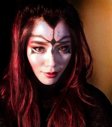 Star Wars-inspired makeup. Half-Sith. Star Wars Sith Makeup, Star Wars Face Markings, Sith Makeup Star Wars Female, Star Wars Makeup Ideas, Dark Side Makeup Star Wars, Sith Makeup, Sith Pureblood Female, Sith Costume, Star Wars Makeup