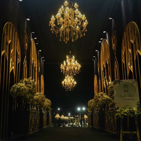 A black and gold cocktail saga! Decor & Production: @showkraftdesignerweddings Planning: @varmallaofficial Location: @mementosbyitchotels_udaipur Entertainment: @manjmusik Shot By: @sandeepmunjalphotography #destinationweddings #decor #showkraftdesignerweddings #itcmementosudaipur #udaipur #cocktail #blackandgold Black And Gold Entrance Decor, Gold Sangeet Decor, Black And Gold Cocktail, Cocktail Decor, Udaipur Wedding, Sangeet Decor, Cocktail Decoration, House Ceiling, House Ceiling Design