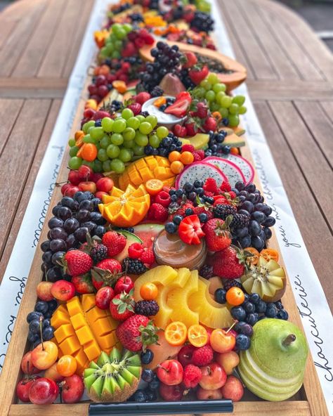 Fancy Snacks, Fruit Tray Designs, Fruit Platter Ideas Party, Fruit Board, Charcuterie Cups, Deco Fruit, Fruit Platter Designs, Charcuterie Inspiration, Teacher Conferences