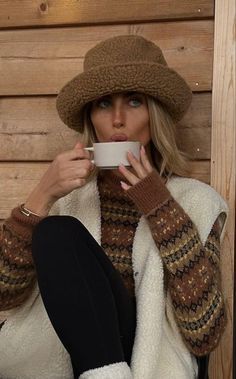 Country Cozy Outfits, Cabin Looks For Women, Stocking Hat Outfit, Winter Cottage Outfit, Winter Airbnb, Cabin Aesthetic Outfit, Fall Hike Outfit, Chalet Outfit, Strong Outfits