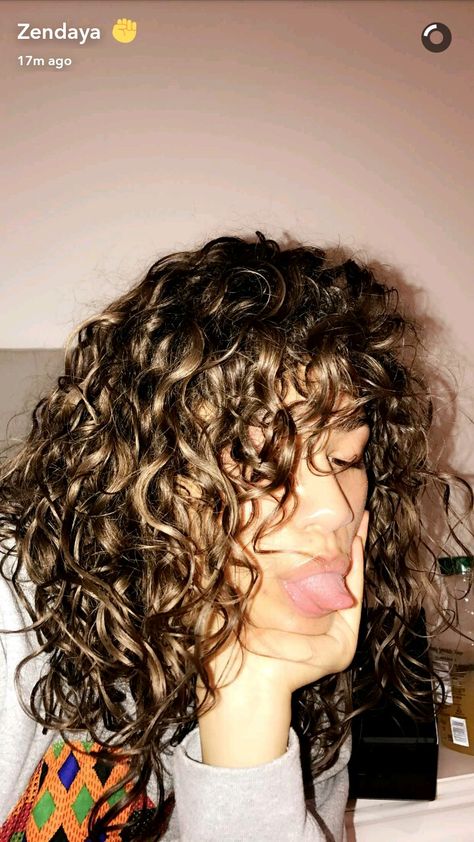 Pinterest; steffeyevonne 👅👄 Zendaya's Snapchat: zendaya_96 Zendaya Curly Hair, Estilo Zendaya, Zendaya Hair, New Hair Look, Curly Hair Drawing, Curly Hair Videos, Zendaya Style, Makeup Hacks Beauty Secrets, Hair Icon