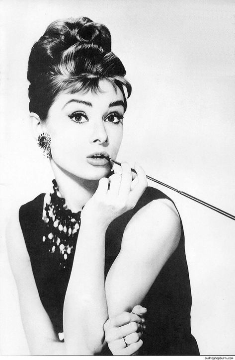 Sabrina Audrey Hepburn, Audrey Hepburn Drawing, Audrey Hepburn Wallpaper, Audrey Hepburn Makeup, Audrey Hepburn Pixie, Audrey Hepburn Hair, Audrey Hepburn Costume, Audrey Hepburn Outfit, Audrey Hepburn Roman Holiday