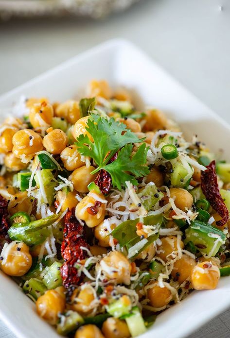 Warm chickpeas salad chana sundal South Indian Salad Recipes, Alkaline Salads, South Indian Food Recipes, Indian Salad, Chickpeas Salad, Indian Salads, Fresh Coconut, Chickpea Curry, South Indian Food