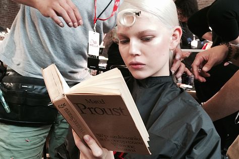 Elle Model, Celebrities Reading, Moss Fashion, Models Backstage, Model Lifestyle, Marcel Proust, What Book, Woman Reading, Reading A Book