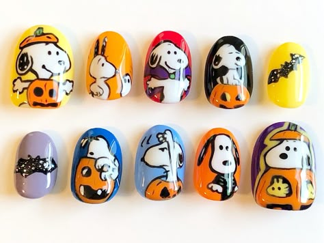 Fall Cartoon Nails, Cartoon Nails Design, Snoopy Fall Nails, Snoopy Nails Simple, Halloween Snoopy Nails, Snoopy Halloween Nails, Peanuts Nails, Charlie Brown Nails, Snoopy Nails Halloween