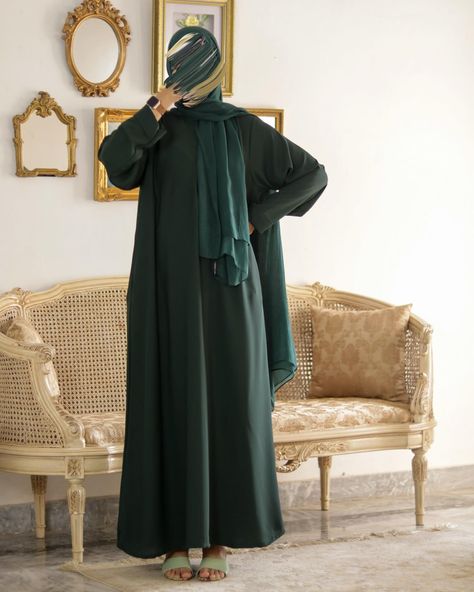 This stunner is coming back! Emerald Sleek Everyday Abaya, made in Double Georgette. Umrah friendly, light weight and perfect for the upcoming weather ✨ C O M I N G S O O N Dark Green Abaya, Everyday Abaya, Green Abaya, Simple Abaya, Modest Wear, Dark Green, Emerald, Sleek, Green