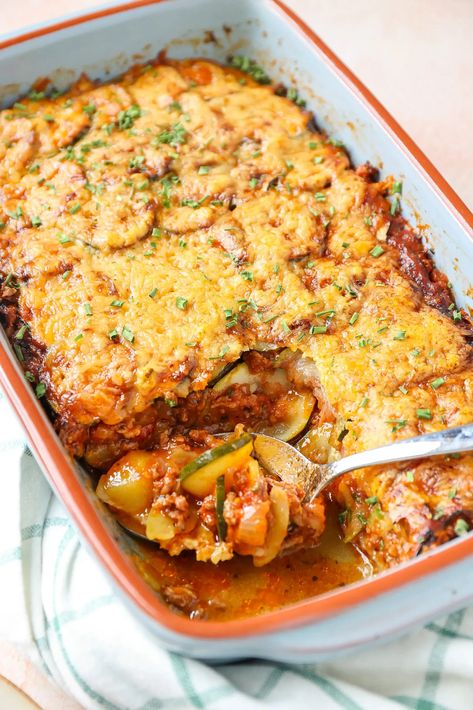 Een heerlijke ovenschotel met aardappel, gehakt en courgette. Makkelijk te maken! 5 Minute Meals, Oven Dishes, Happy Foods, Weird Food, Food Presentation, Yummy Dinners, Pasta Recipes, Family Meals, Food Inspiration