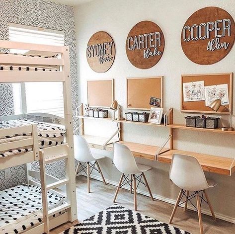 With three kids in one room, things can get crazy....but that is definitely not the case here! @brittaniborenleach makes such great use of this space and truly puts the “fun” in functional! Kids Homework Room, Kids Homework Station, Homeschool Room Design, Homework Room, Design Ložnic, Kids Homework, Shared Bedroom, Shared Room, Decor Minimalist