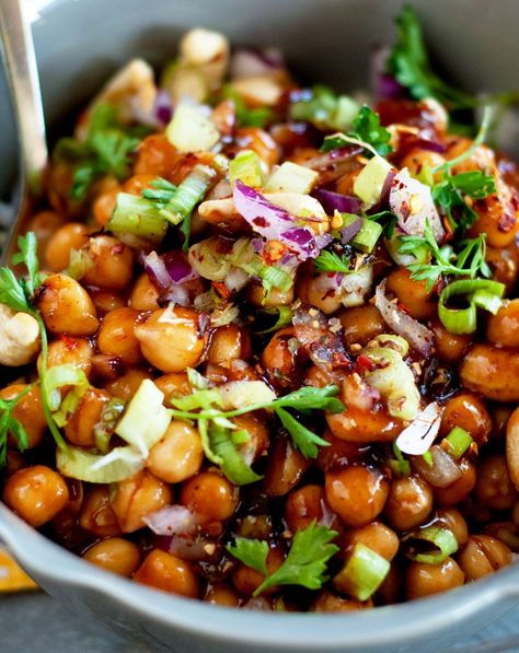 Kung pao chickpeas: Turn a favorite Chinese takeout dish vegan #recipe #garbanzo beans Veggie Muffins, Garbanzo Bean, Mapo Tofu, Chick Pea, Chinese Takeout, Chickpea Recipes, God Mat, Think Food, Vegetarian Food