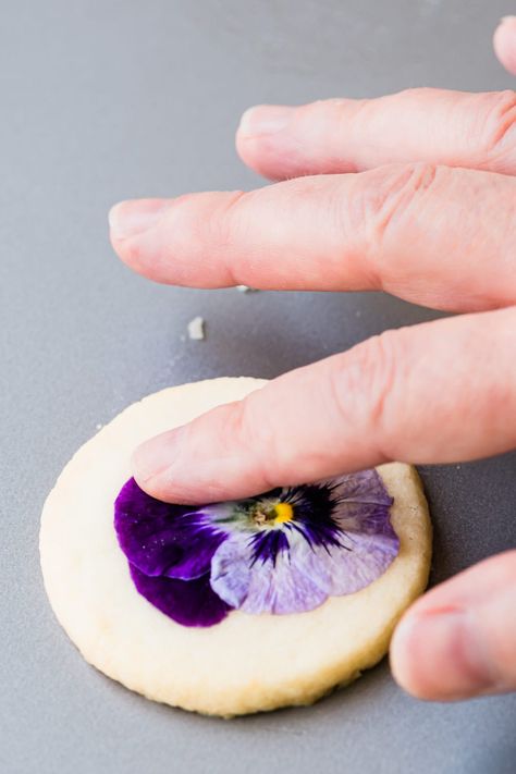 How to Make Pansy Topped Shortbread Cookies ~ easy shortbread cookies topped with delicate pressed edible flowers. The ultimate tea time treat! #easy #recipe #edibleflowers #afternoontea #shortbread #cookies #wedding #shower #dessert #shortbread #pressedflowers #pansies Easy Shortbread Cookies, Easy Shortbread, Shortbread Cookies Easy, Edible Flowers Recipes, The View From Great Island, Vegan Wedding Cake, Cookies Wedding, Vegan Wedding, Green Recipes