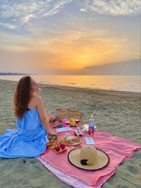 Sunset Beach Picnic Outfit, Beach Picnic Pictures Poses, Picnic Aesthetic Playa, Sunset Beach Picnic Birthday, Sunset Picnic Pictures, Beach Picnic Ideas Simple, Beach Picnic Pictures, Beach Birthday Party Aesthetic, Beachy Birthday Party