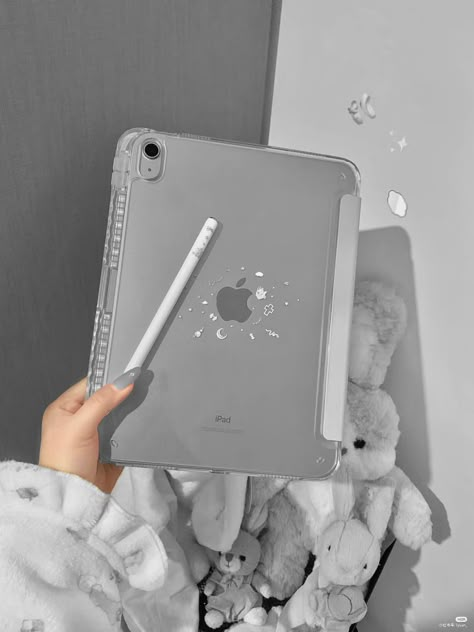 Ipad And Pencil Aesthetic, Ipad Picture, All Apple Products, Laptop Decoration, Cute Ipad Cases, Ipad Hacks, Tech Aesthetic, Ipad Aesthetic, School Bag Essentials