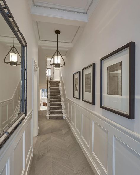 SOPHIE PATERSON on Instagram: “The monochrome entrance hall at our South Kensington project. We kept and restored the original panelling which was in a bad state and…” Hall Ways Ideas Narrow, Upstairs Hallway Ideas Landing, Bungalow Hallway, Bungalow Hallway Ideas, Hallway Panelling Ideas, Hall Ways Ideas, Sophie Paterson Interiors, Stair Paneling, Landing Ideas