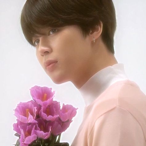 Jimin In Pink, Bias Kpop, Flower Boy, Suga Yoongi, Holding Flowers, Flower Boys, Worldwide Handsome, V Taehyung, Rap Monster