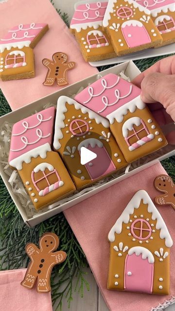 Baking Gingerbread House, Theme Gingerbread House Ideas, Gingerbread House Cookies Decorated, Gingerbread House Designs Ideas, Royal Icing Gingerbread House, Semi Sweet Designs, Ginger House, House Cookies, Gingerbread House Recipe