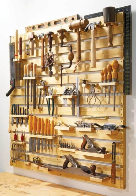 Officine In Garage, Pallet Tool, Garden Tool Rack, Garage Atelier, Garage Organize, Tool Rack, Door Insulation, Workshop Organization, Garage Tools