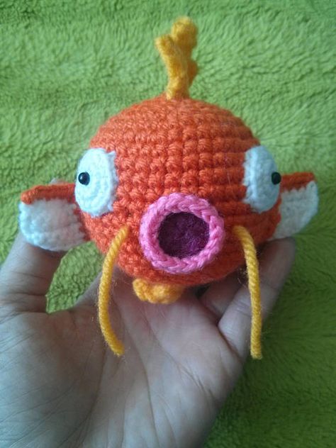 make your own 5" magikarp from pokemon! splashing with all his might, doing 0 damage since the 90s and going strong...until he becomes scary monster. lol Crochet Magikarp, Pokémon Crochet, Amigurumi Fish, Fish Crochet, Pokemon Crochet Pattern, Crochet Baby Cocoon, Crochet Pokemon, Pokemon Pattern, Crochet Afghan Patterns Free