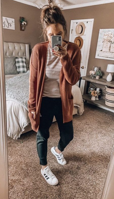 Jogger Cardigan Outfit, Gray Joggers Outfit Winter, Easy Style Outfits, Gray Jogger Outfits Women, Casual Hospital Work Outfit, Winter Outfits With Joggers, Women’s Jogger Pants Outfit, Mauve Joggers Outfit, Womens Jogger Outfits