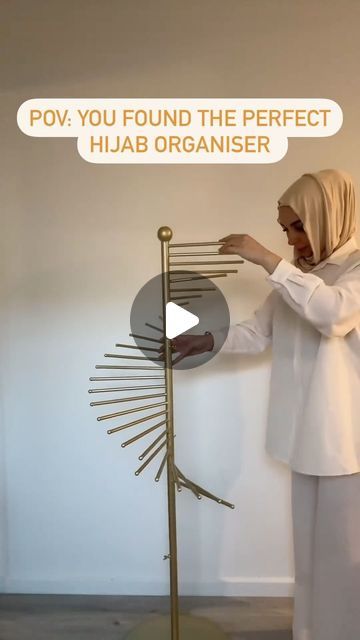 Su Altunbas ♡ on Instagram: "Ever since wearing the hijab, I’ve been confused about how to organise them that makes them easily accessible & neat.   Sooo, as soon as I discovered this, I knew it was perfect! 😍 Super tidy and aesthetic! 😍   You can colour coordinate your hijabs & rather than having them folded in the draws & creased, this helps your hijabs stay ironed!   Do we LOVE IT because I absolutely do?! 🥲   Hijab stand available on my website - listed in my highlight on my profile 💖" Hijab Hanging Ideas, Hijab Organisation, Hijab Organizer Storage, Hijab Storage Ideas, Hijab Organization Ideas, How To Make Veil, Hijab Organization, Hijab Organizer, Hijab Rack