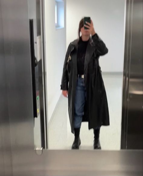 Black Raincoat Outfit, Leather Raincoat, Belt Inspiration, Leather Coat Outfit, Coat Ootd, Raincoat Outfit, Black Raincoat, Hermes Belt, Coat Outfit