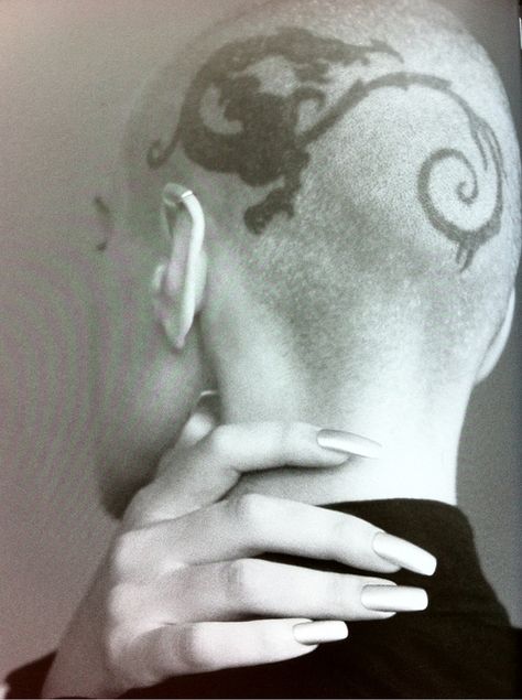 presley's tattoos Eve Salvail, Bald Fashion, 90 Models, 90s Tattoos, Cool Cuts, Bald Girl, Mohawks, Body Adornment, Fancy Nancy